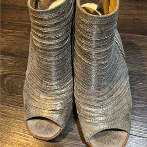 Paul Green Textured Gray / Silver Peep-Toe Sandal / Wedge